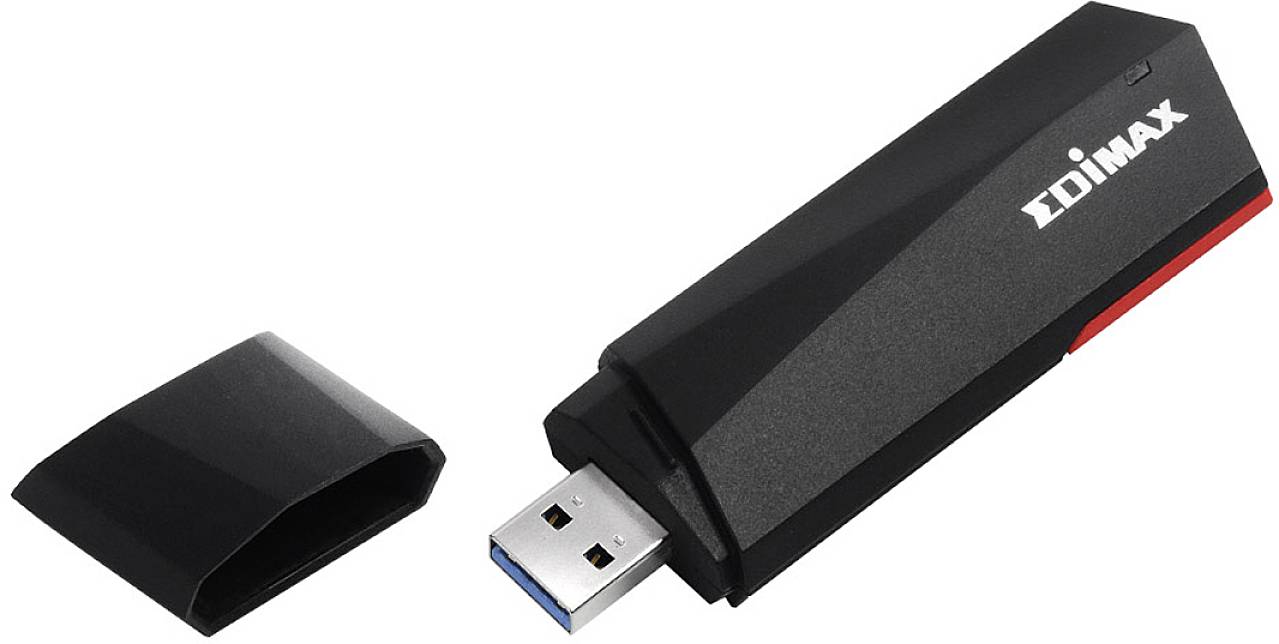 USB-sticka med avtagbar kapsel. Enheten är svart med röda accenter och varumärket är synligt.
