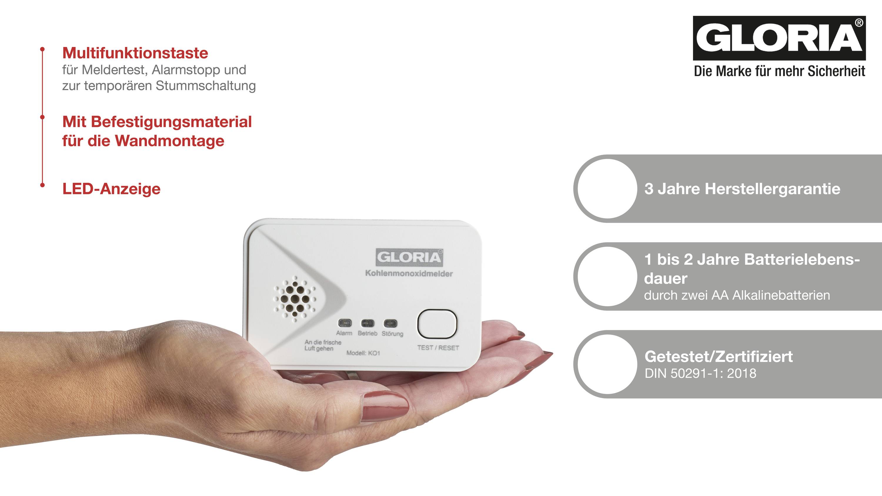 En hand håller en kolmonoxidlarm från Gloria, utrustad med en multifunktionsknapp, LED-display och tillbehör för väggmontering. 3 år garanti och batteritidsangivelse är synliga.