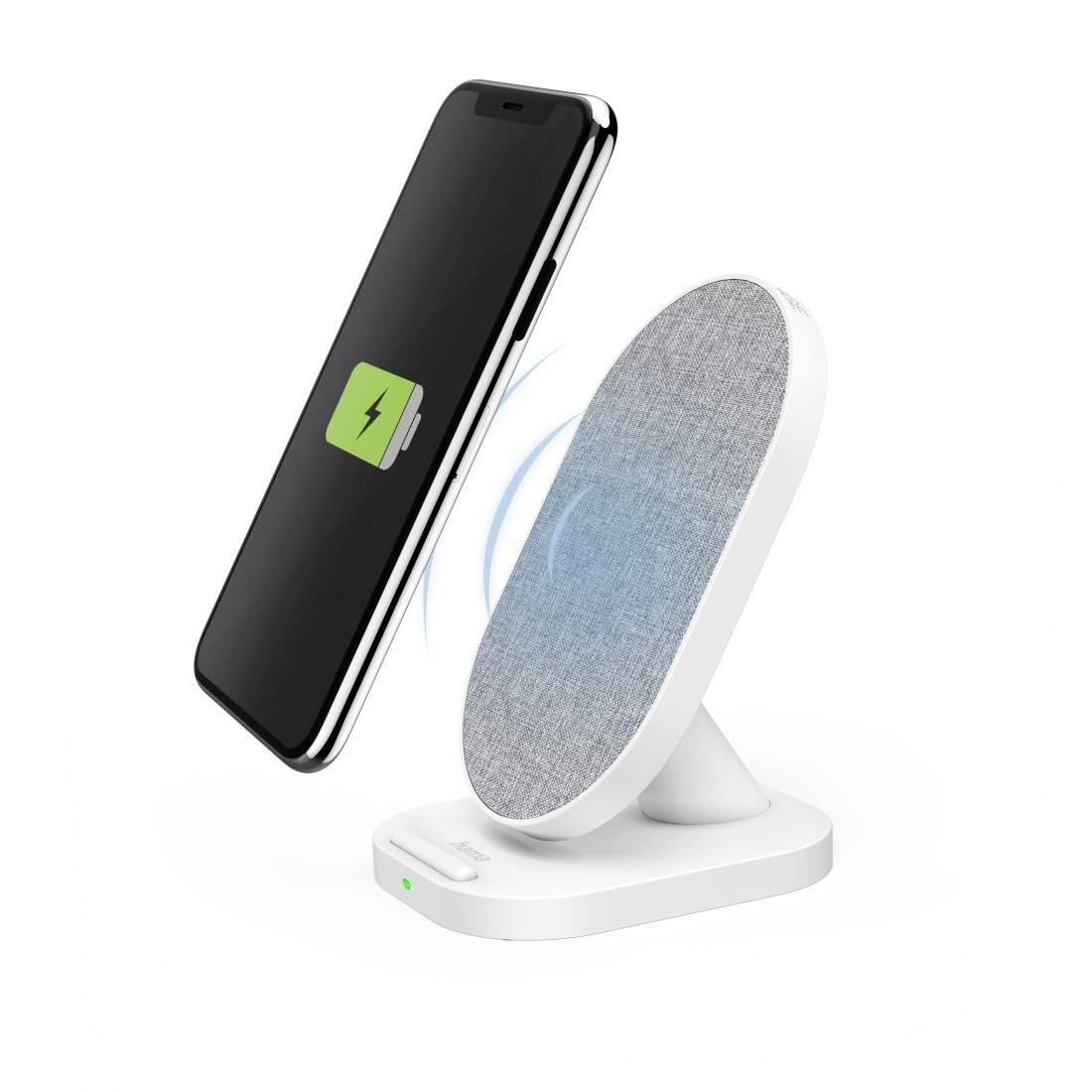 En smartphone laddas trådlöst på en snedställd laddare. Den gröna batterisymbolen visar laddningsförloppet.