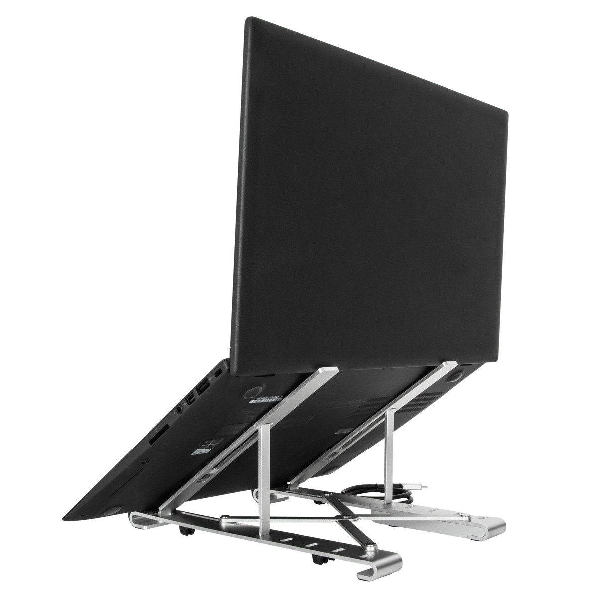 En laptop som står på ett justerbart, silverfärgat laptopstativ. Stativet lyfter upp laptopen och förbättrar ventilationen.