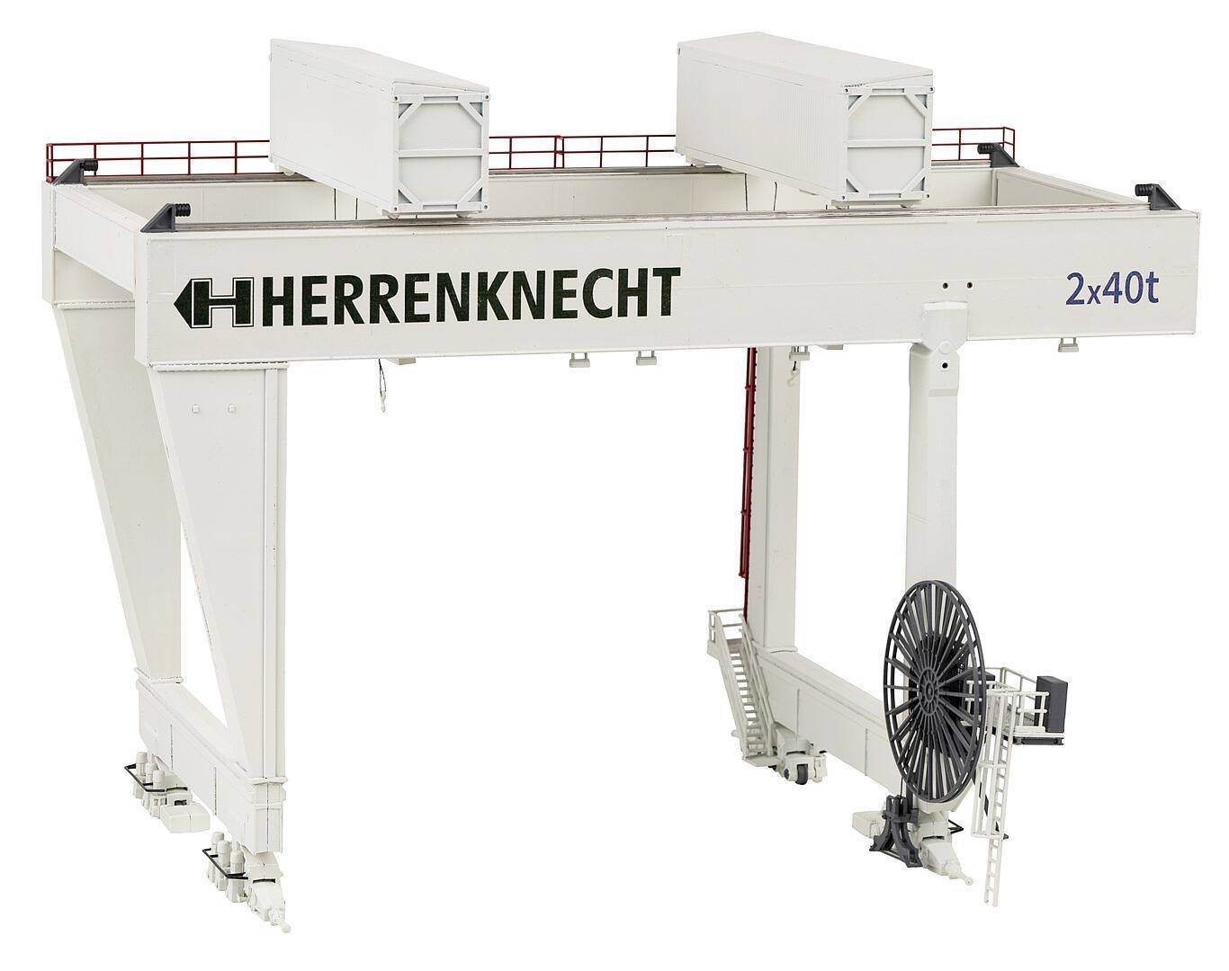 En vit portaltravers med påskriften 'HERRENKNECHT' och en kapacitetsindikation '2x40t'. Kranen har ett robust, industriellt utförande.