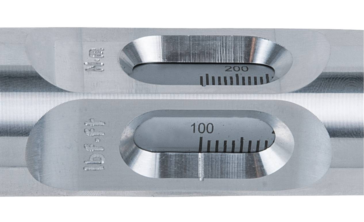 Metallic vattenpass med två libeller för exakt inriktning. Övre libellen visar 200 kg, nedre libellen visar 100 kg.