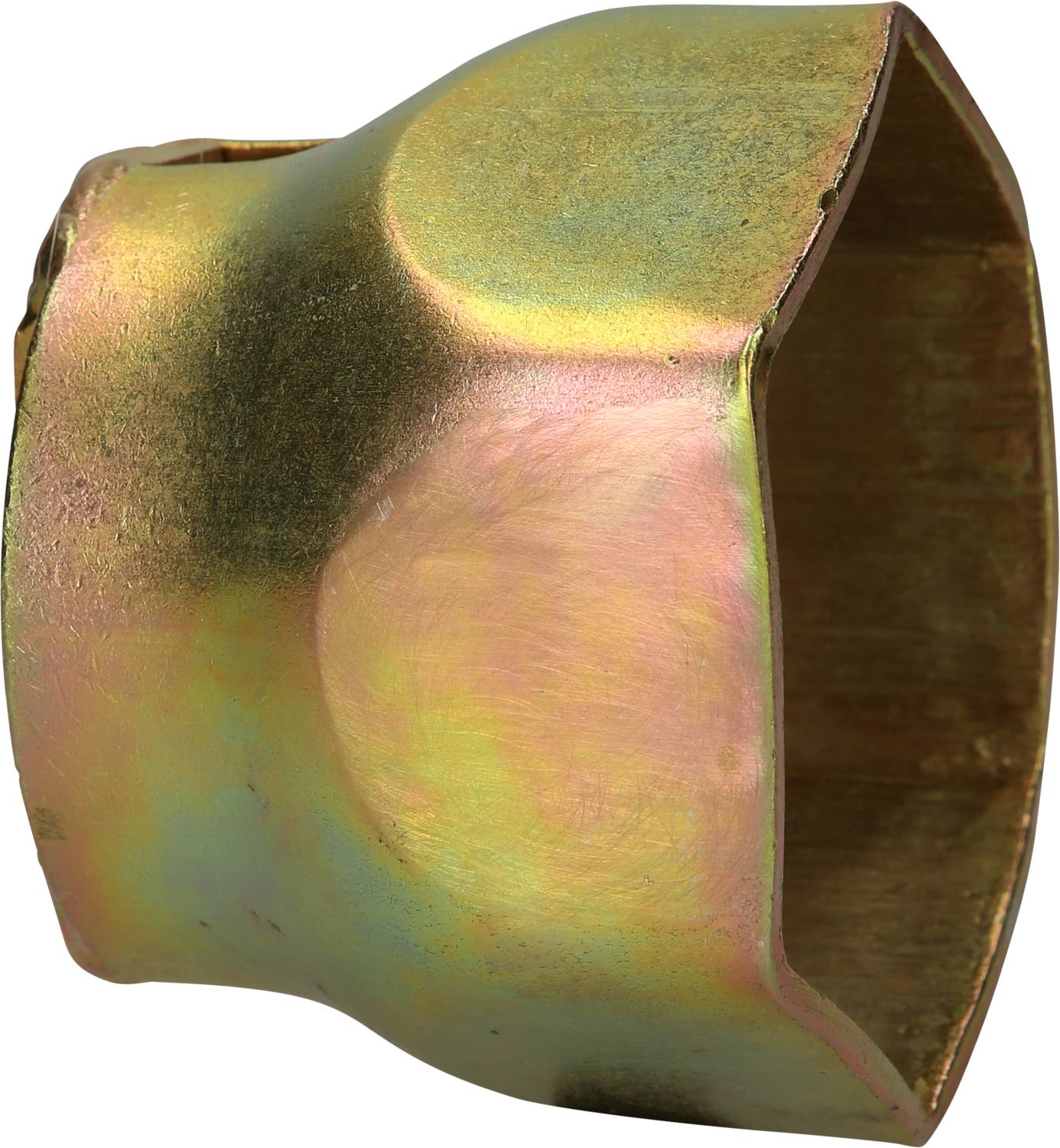 Metallföremål med gyllenbrun patina och ojämn yta. Formen är oregelbunden, med en spetsig kant och flera buckliga partier.