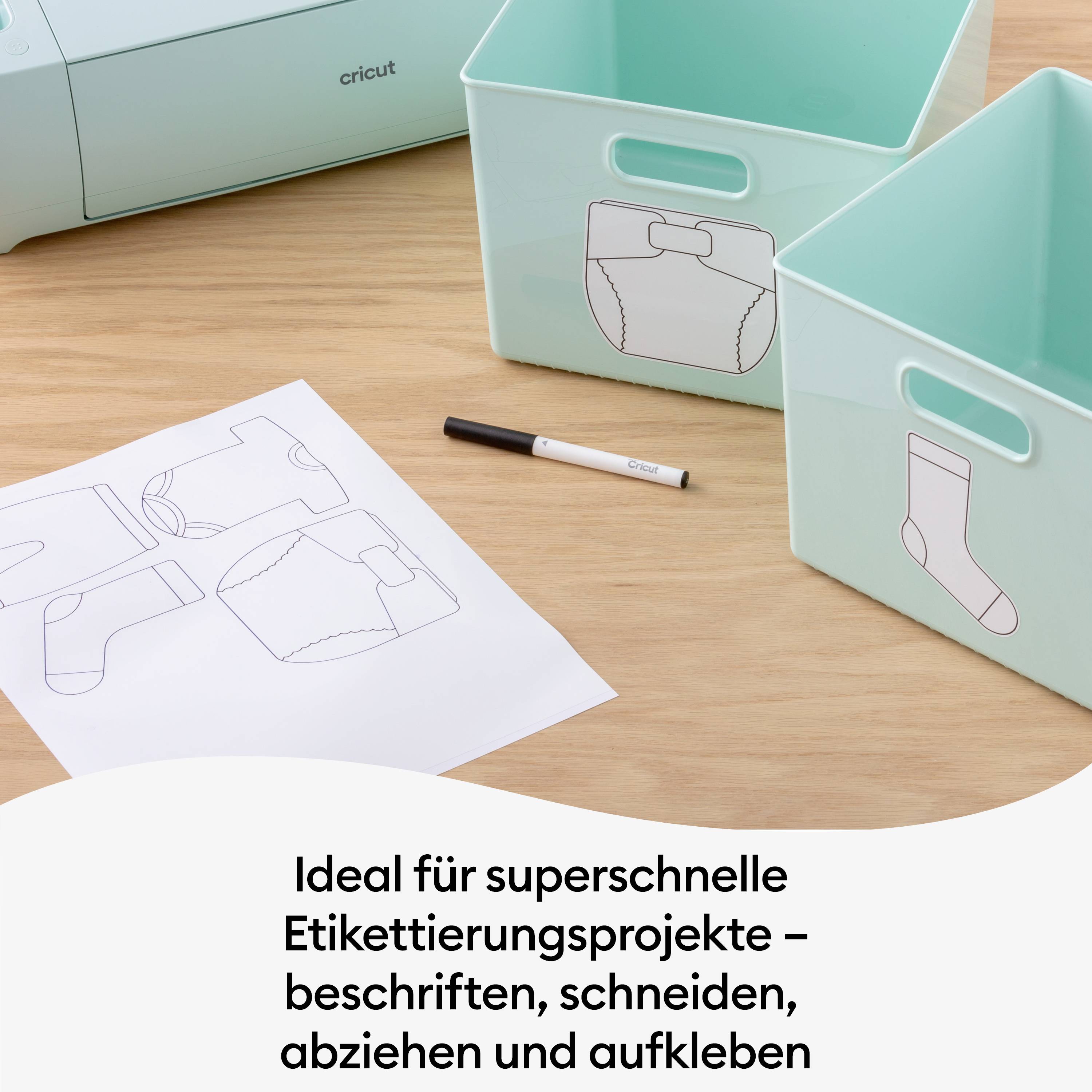 En skärplotter med behållare och olika etiketmönster visar hur snabbt och enkelt etiketter kan designas.