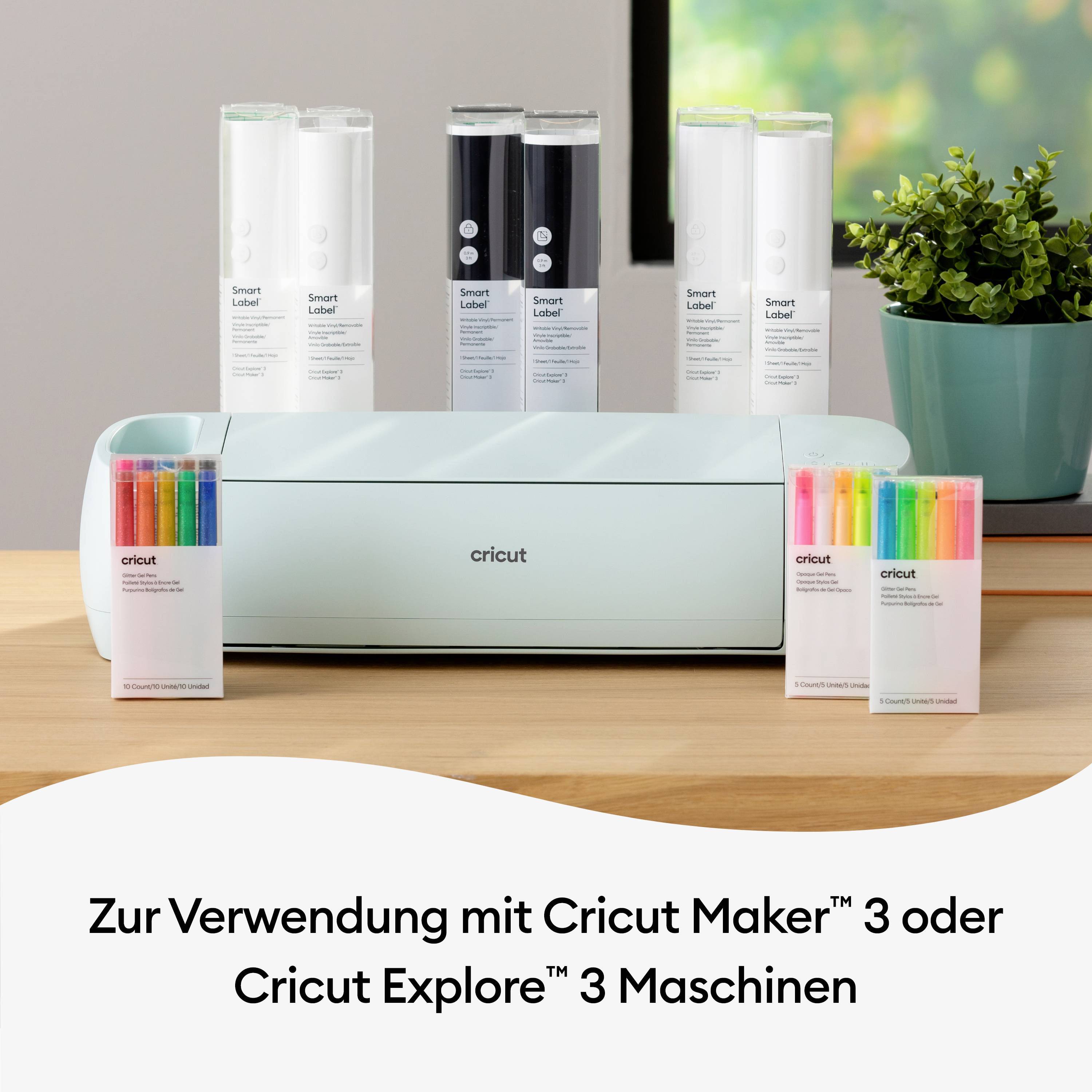 Cricut-maskin med färgglada pennor och tillbehör på ett bord. Text: 'För användning med Cricut Maker 3 eller Cricut Explore 3-maskiner'.