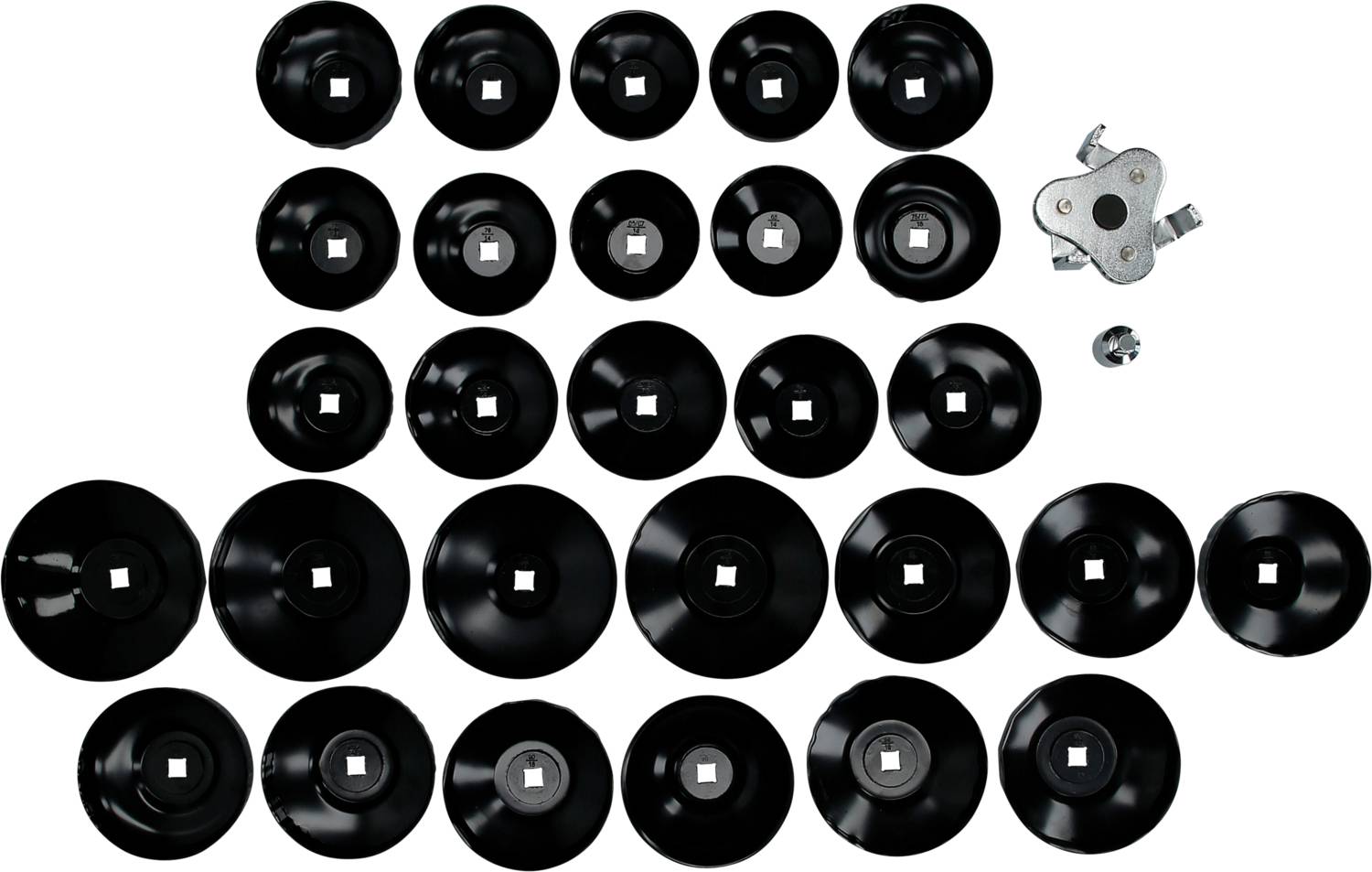 En serie svarta vinylskivor och en skivadapter i en symmetrisk uppställning.