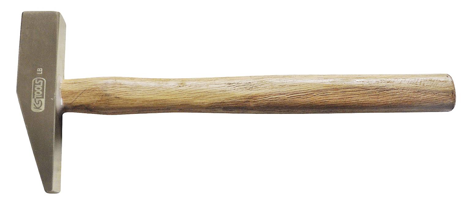 En hammare med trähandtag och metallhuvud, sedd från sidan. Huvudet visar ett varumärke präglat på ytan.