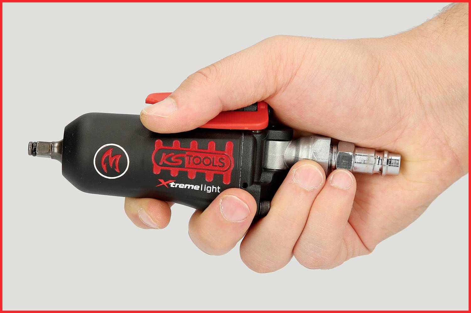 En hand håller en svart elskruvdragare med röd logotyptext 'KS TOOLS Xtreme light'.