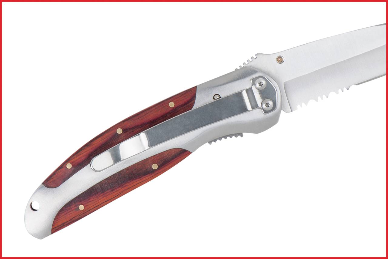 Fällbar fickkniv med trähandtag och rostfritt stålblad, delvis tandad.