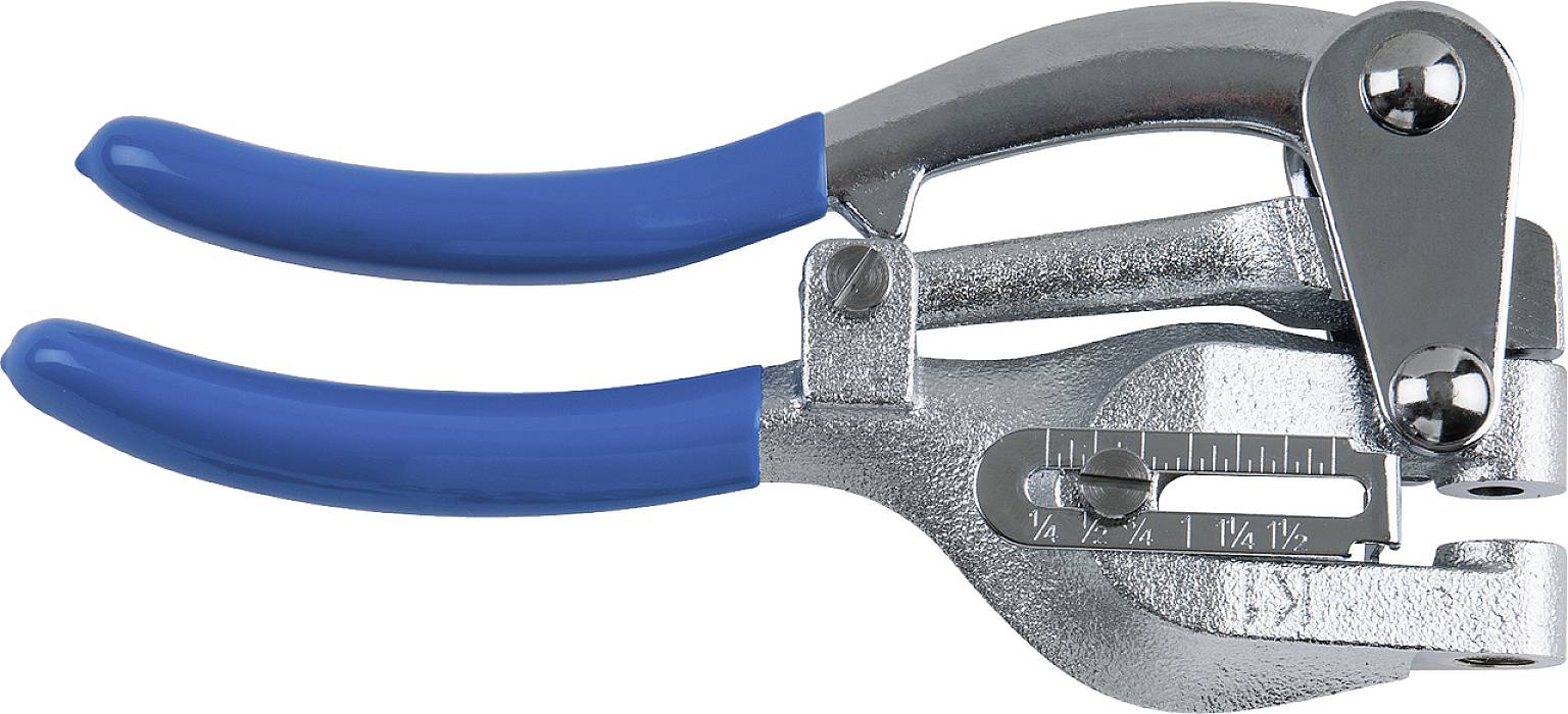 En silverfärgad hålstans med blå handtag, använd för att stansa hål och fästa öljetter i material.