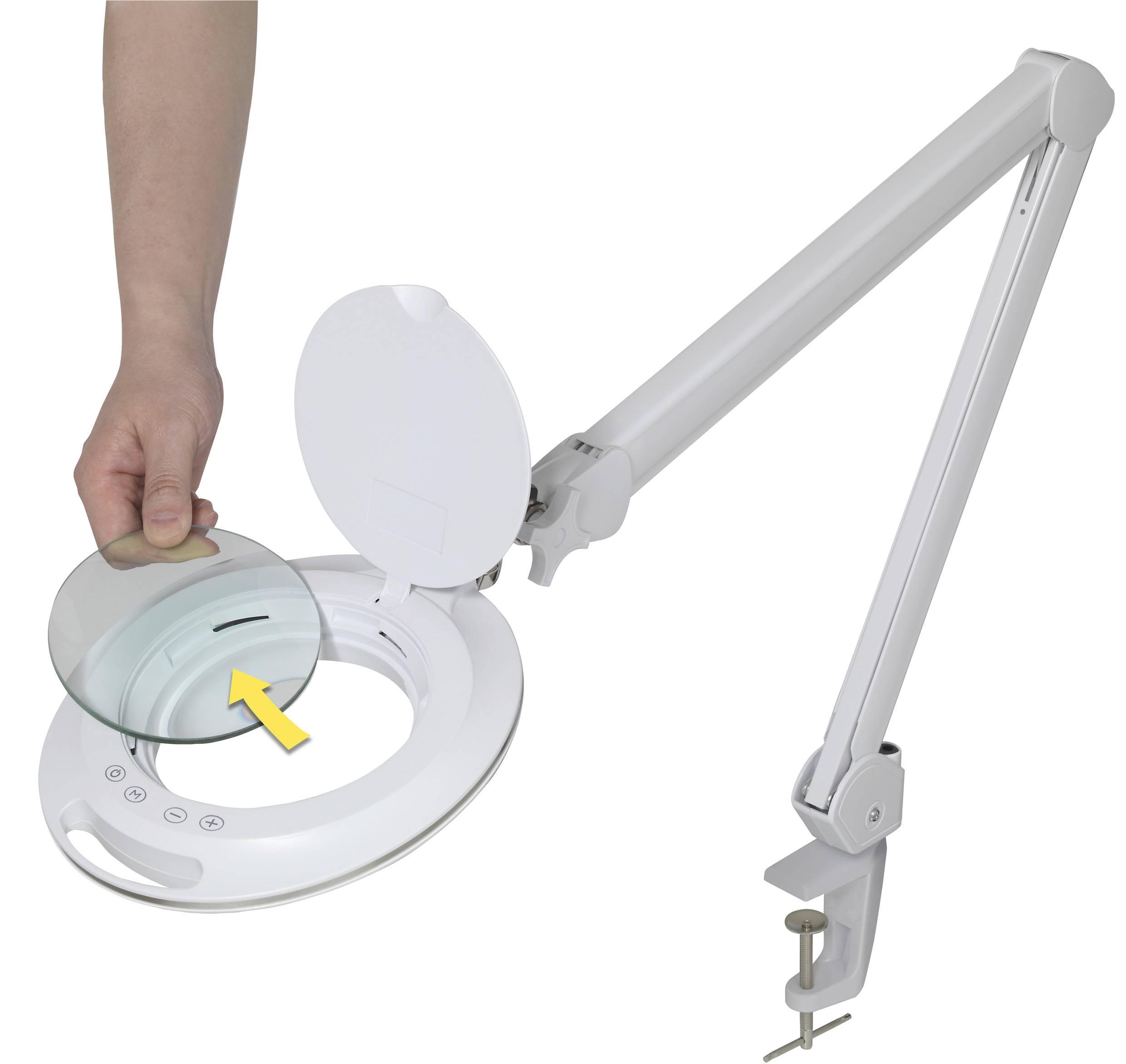 Arms med rund lampa och förstoringsglas. Gul pil visar öppning bredvid kontrollpanel. Skruvklämma monterad på bordet.