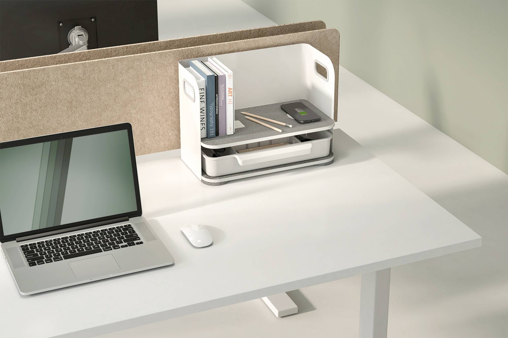 Ett skrivbord med en bärbar dator, en mus och en organizer med penna och böcker. I bakgrunden en skiljevägg.