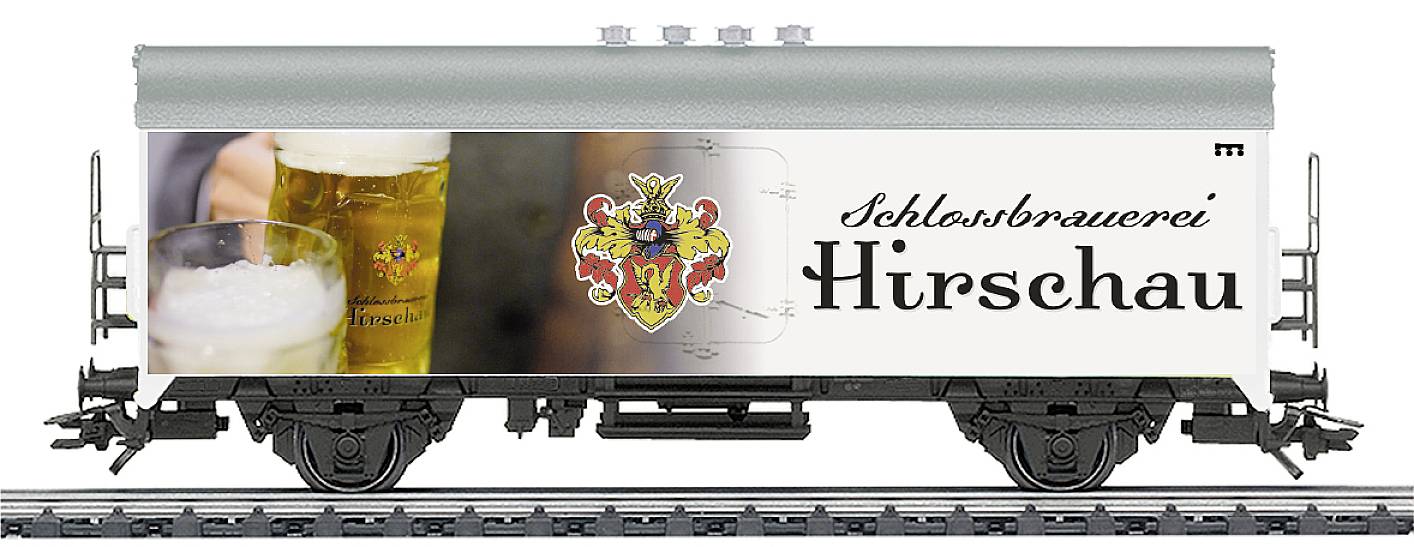 Modelltågsvagn med reklam för 'Slottsbryggeriet Hirschaue'. Visar två ölglas och ett heraldiskt vapen på vagnens sida.