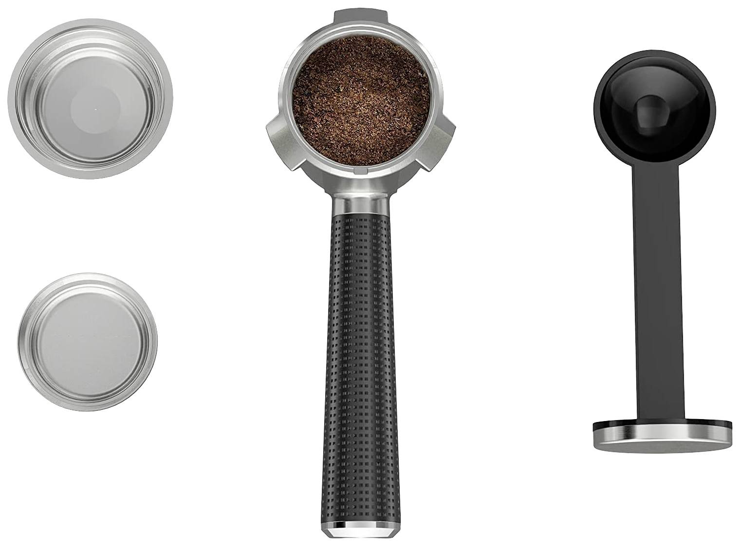 Espressomaskinens tillbehör: Portafilter med malet kaffe, två sålinsatser och en tamper, arrangerade på vit bakgrund.