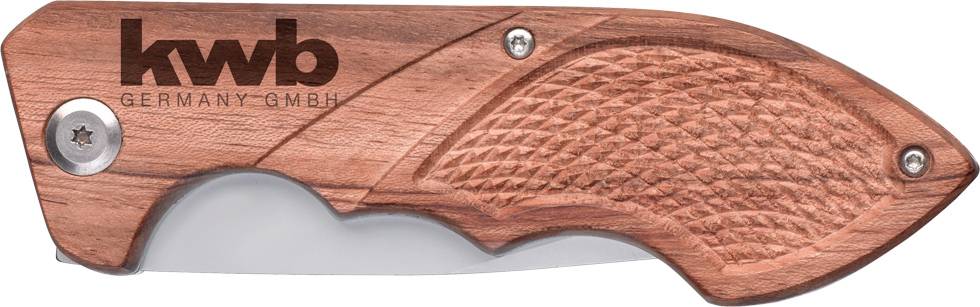 Fällkniv med trähandtag, med 'kwb Germany GmbH' tryckt på. Design med fiskfjällsmönster och metallförbindningsskruvar.