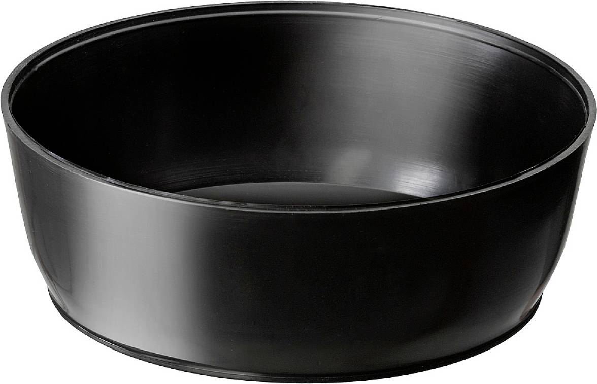 En svart, rund plastskål, tom och utan synligt innehåll, framför en vit bakgrund.