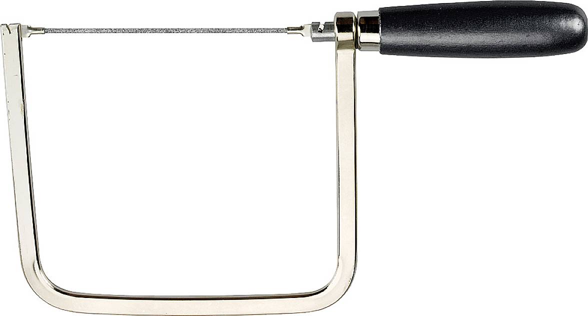 Metallsåg med svart, greppvänligt handtag och smal metallsågklinga, lämplig för fina skär i metall eller tunna material.