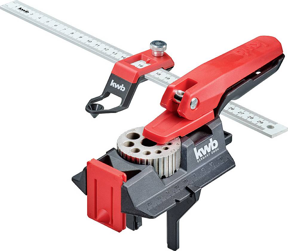 Ett rött och svart multiverktyg för skärning med måttband och justerbart skärblad, perfekt för precisionarbeten.