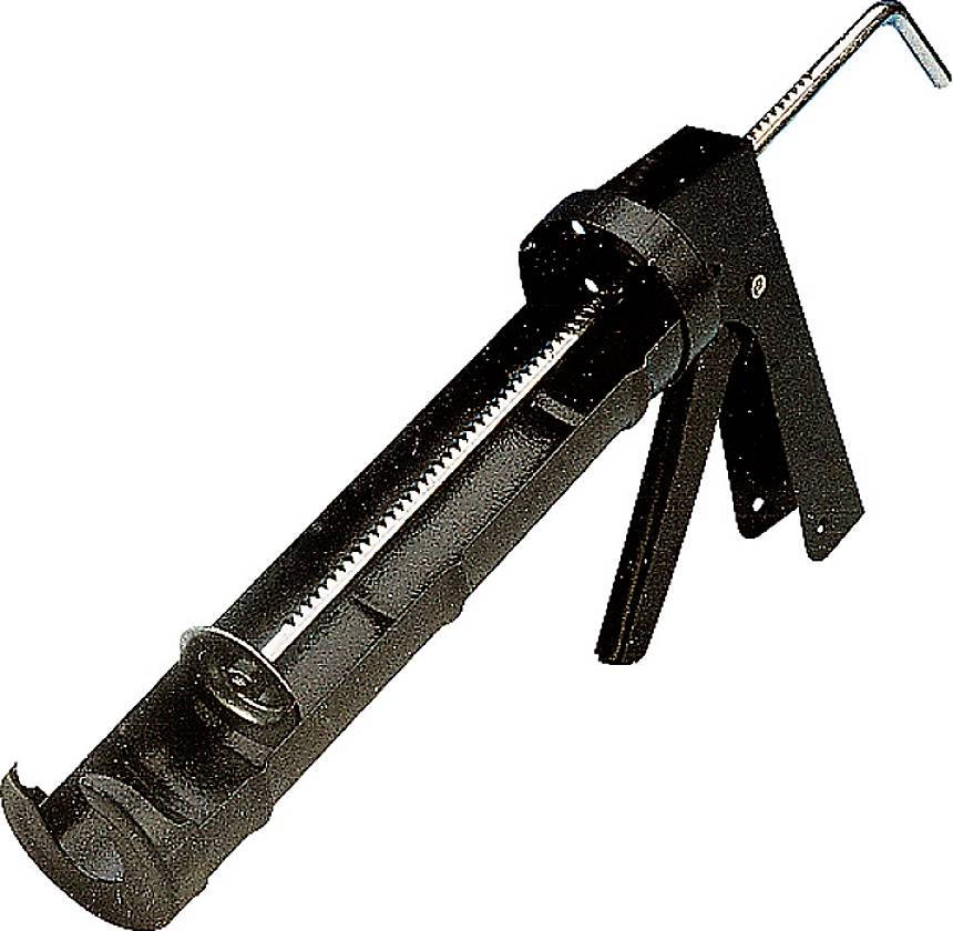En tom svart silikonpistol, vanligtvis använd för tätning av fogar, mot en vit bakgrund.