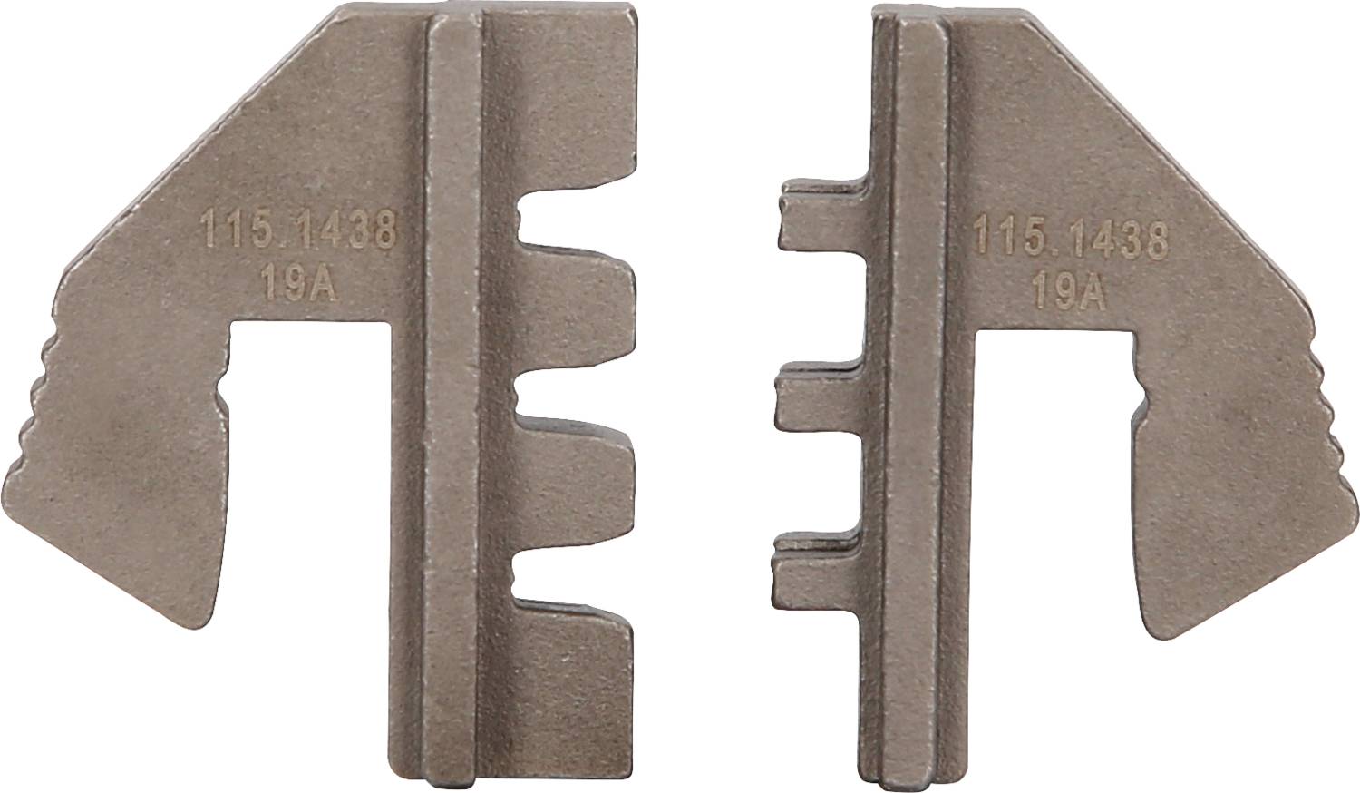 Två metalliska, tandade verktyg med präglingar '115.1438 19A', till synes utformade som skär- eller gripverktyg.