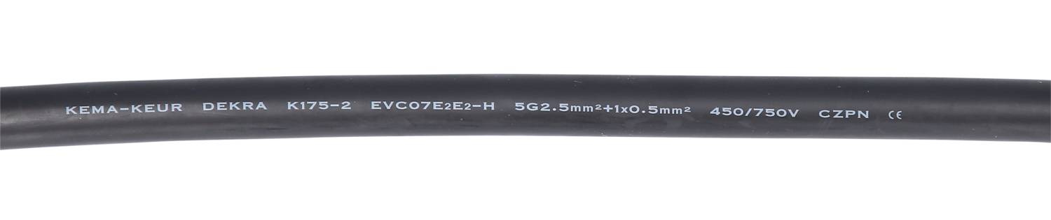 Svart elkabel med tryckt text: 'KEMA-KEUR DEKRA K175-3 EVC07EE3F-H 5G2,5mm²+1x0,5mm² 450/750V CZPN'.