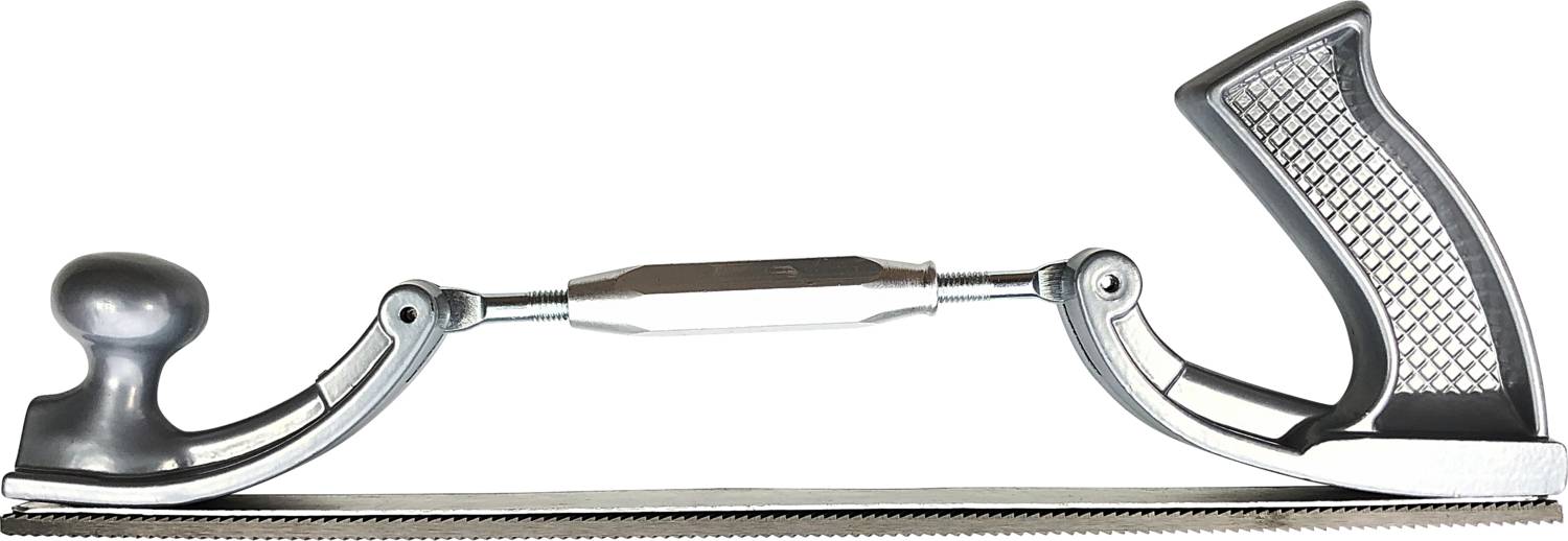 En finsåg med ergonomiska handtag och ett tandad klinga, använd för fint sågande av trä eller andra material.