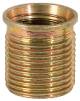 En metallisk gänginsats med flera räfflor på utsidan, lämplig för att förstärka förbindelser i material.