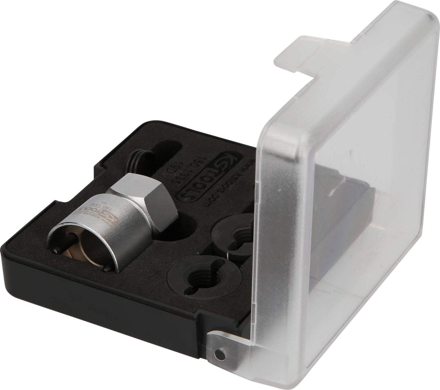 Verktygsset i en plastlåda med en silverfärgad nyckeladapter och två svarta adaptrar.