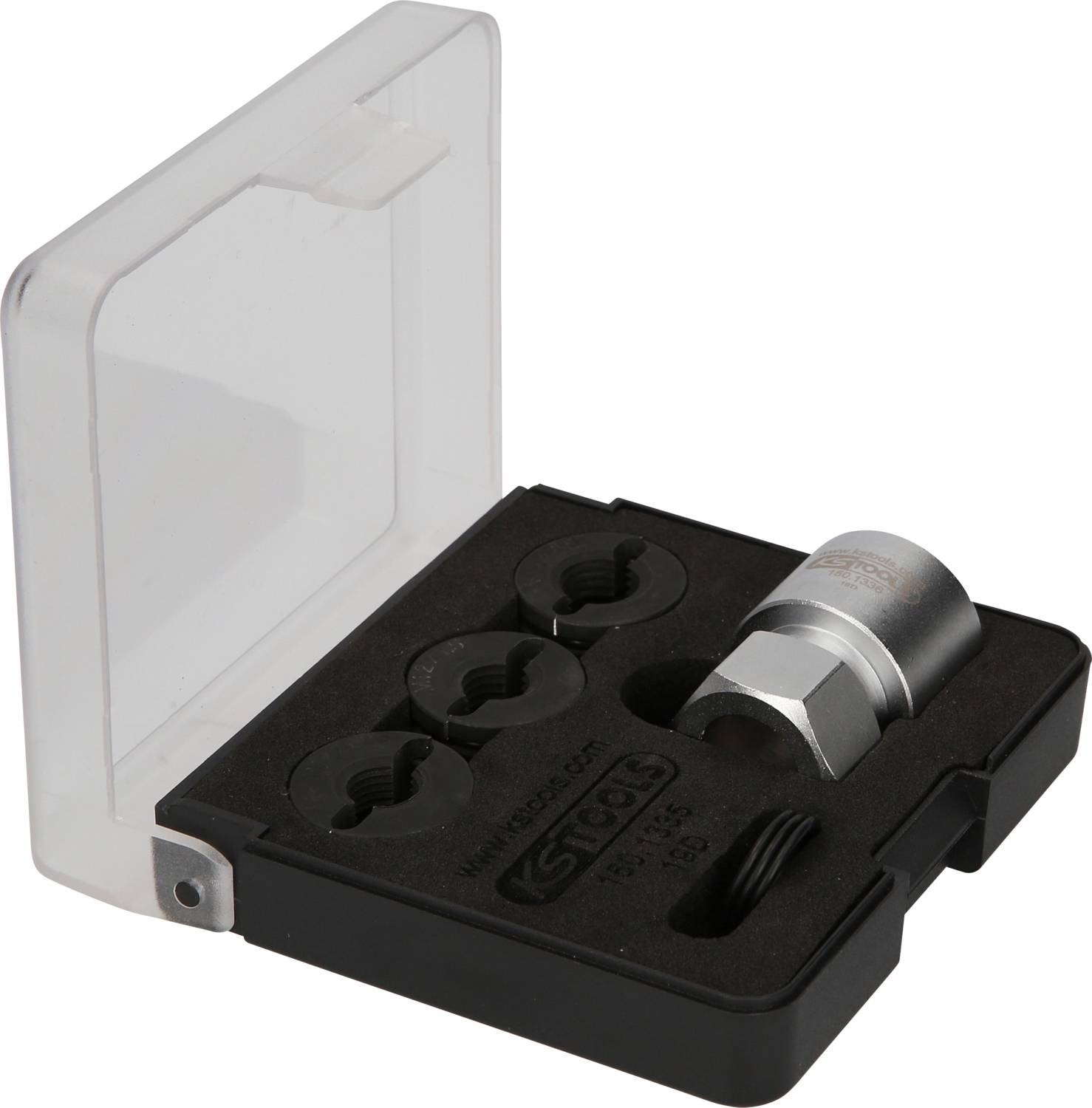 En verktygssats med en öppen plastförpackning. Innehåller en silverfärgad adapter och flera insatser i olika storlekar.
