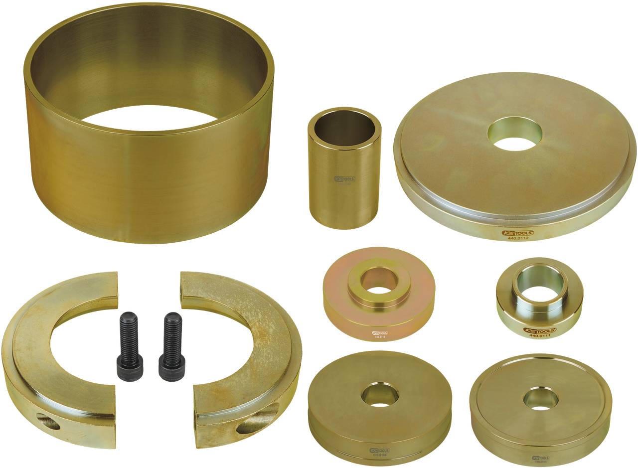 En samling av cylinderformade metalldelar i olika storlekar, vissa med genomborrade hål, på vit bakgrund.