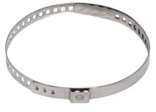 En silverfärgad metallslangklämma med fyrkantiga hål och en låsmekanism. Perfekt för att fästa slangar.