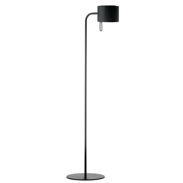 Svart golvlampa med smal, modern design och rund lampskärm. Passar perfekt för minimalistiska och eleganta interiörer.