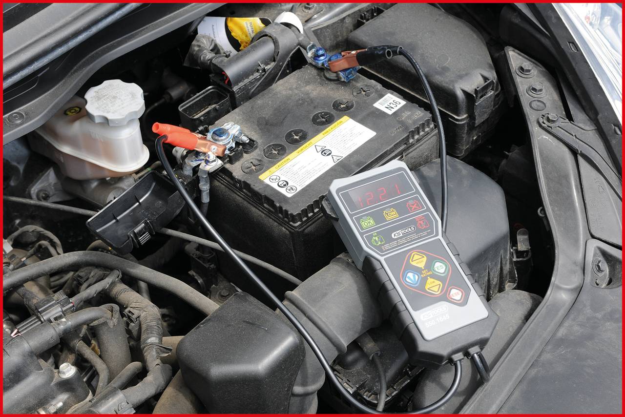 Ett bilbatteriladdningstest utförs med en bärbar laddare som är ansluten till batteriet. Batteristatus kontrolleras.