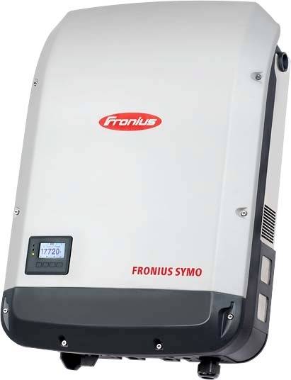 En Fronius Symo växelriktare för omvandling av solenergi, med displayvisning och varumärkeslogotyp, monterad på en vägg.
