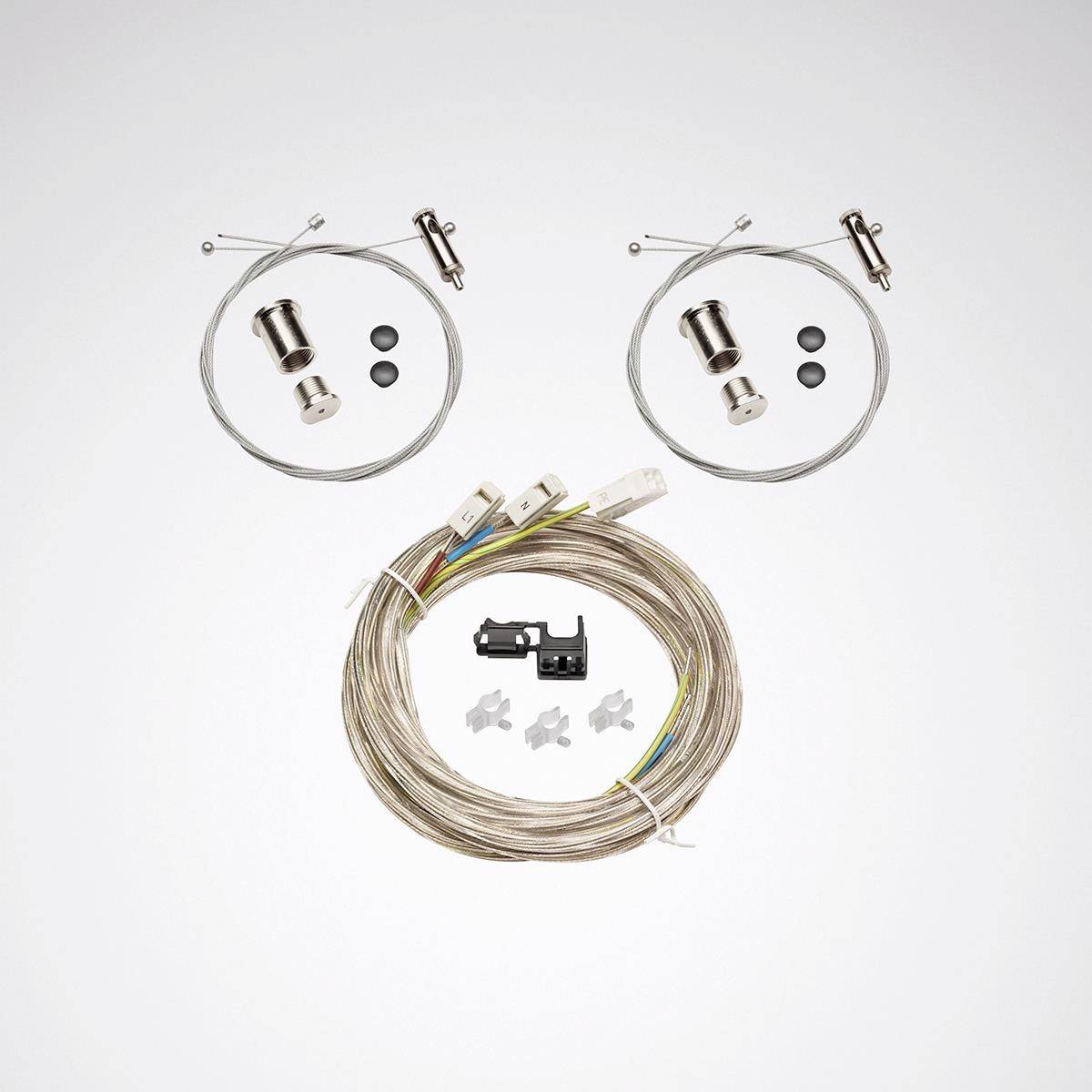 Två kabelupphängningsset och ett elkabelset för en lampinstallation på vit bakgrund. Innehåller fästdetaljer.