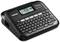Bärbar märkningsapparat med QWERTY-tangentbord och liten LCD-skärm, skapar etiketter för olika användningsområden.