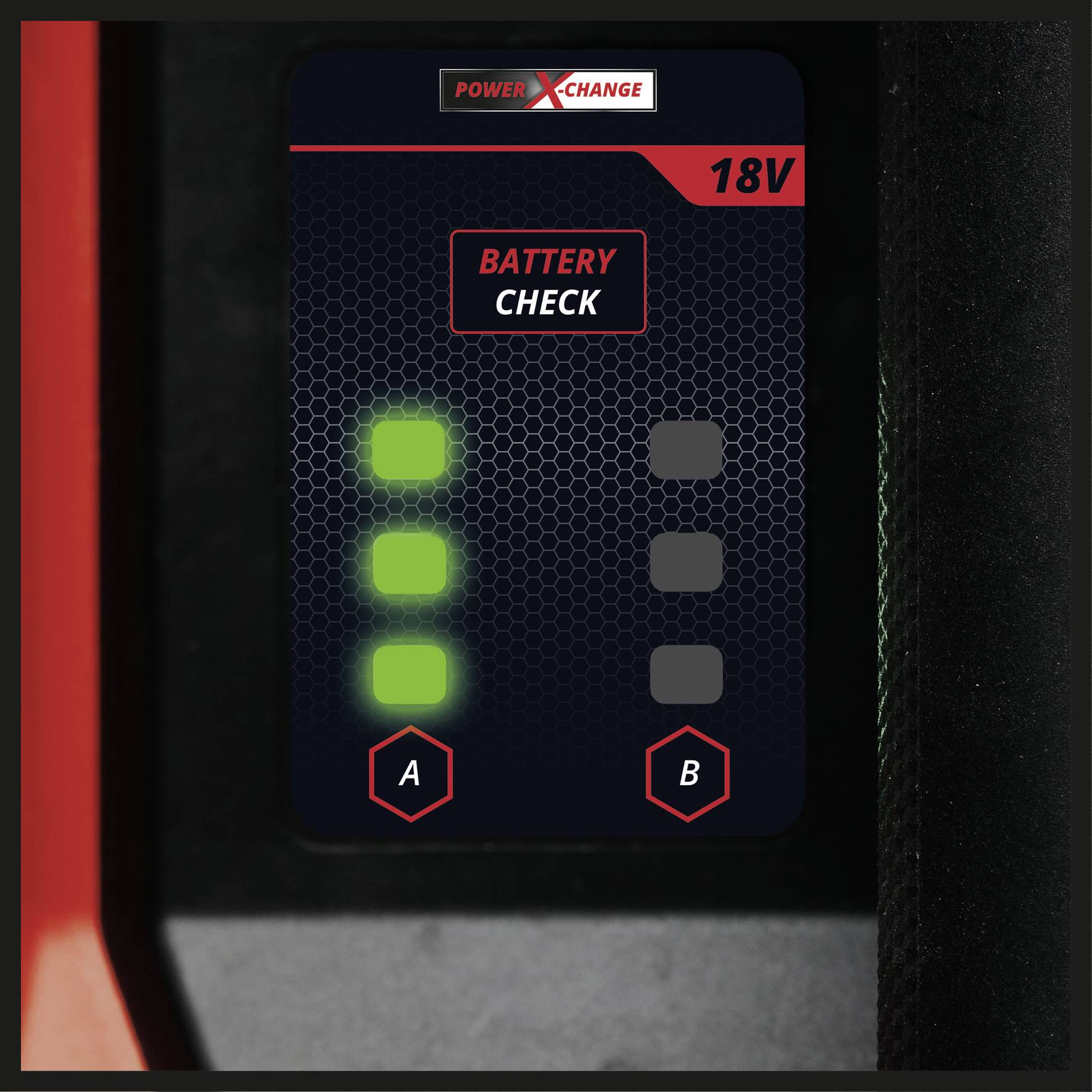 Laddningsstatusindikator för ett 18V-batteri med tre tända gröna lampor av totalt fyra möjliga. Varumärkesnamn placerat centrerat högst upp.