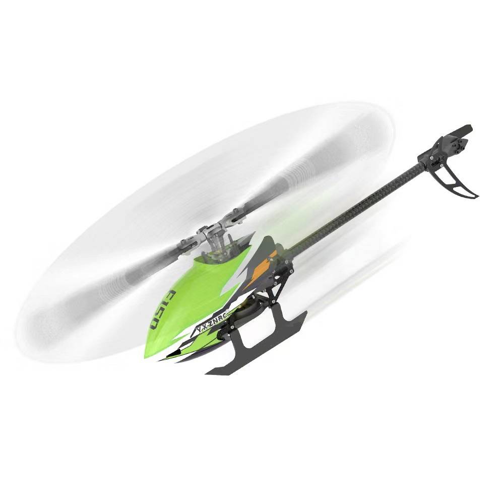 En fjärrstyrd helikopter med grönt hölje och synliga rotorblad i flygning.