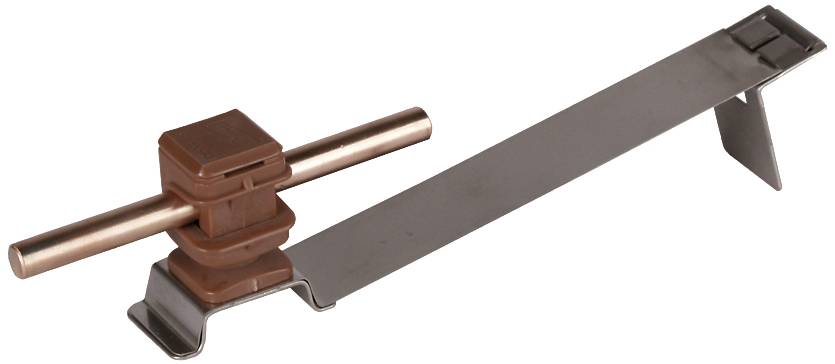 Metallisk ugnsrost med ett fyrkantigt, brunt plasthandtag på en cylinderformad horisontell stång i mitten.