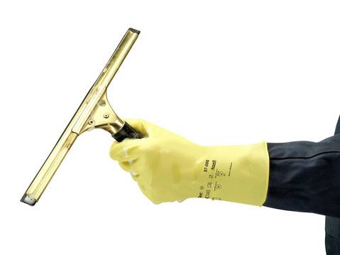 Hand i gul handske håller fönsterskrapa.