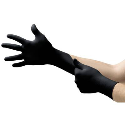 En person drar en svart gummihandske över sin vänstra hand.