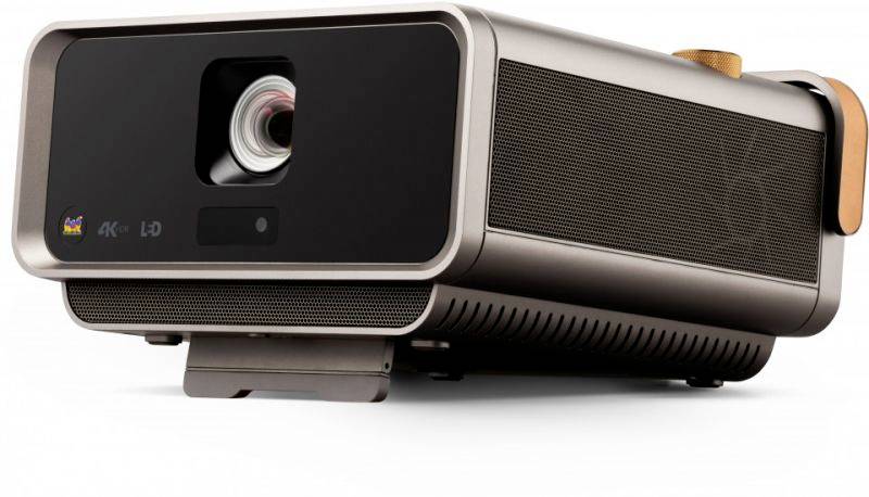 En modern, brun projektor med eleganta kanter och en stor lins på framsidan, lämplig för hemmabioändamål.