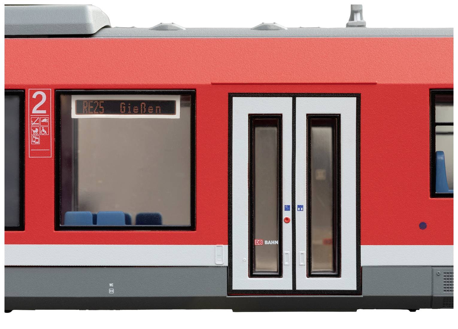 Ett rött regionaltåg med texten 'RE25 Gießen' bredvid en dörr. Till vänster ett fönster med platsnumret '2'.