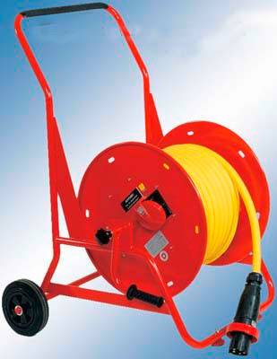 Röd slangtrumma med gul slang på ett rörligt fordon, framför en blå bakgrund.