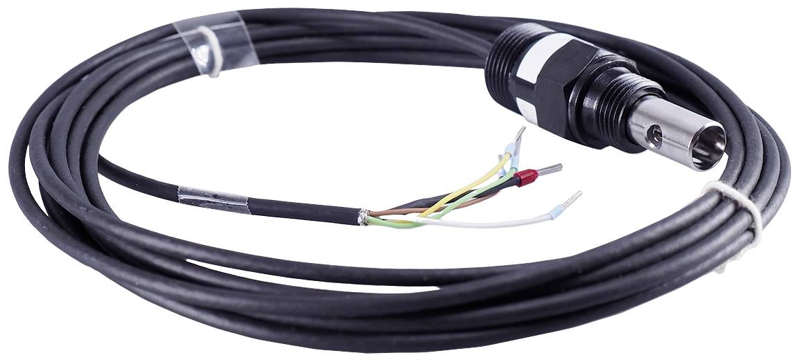 En svart elektrisk kabel med exponerade trådar i ena änden och en cylindrisk metallkontakt i den andra änden.