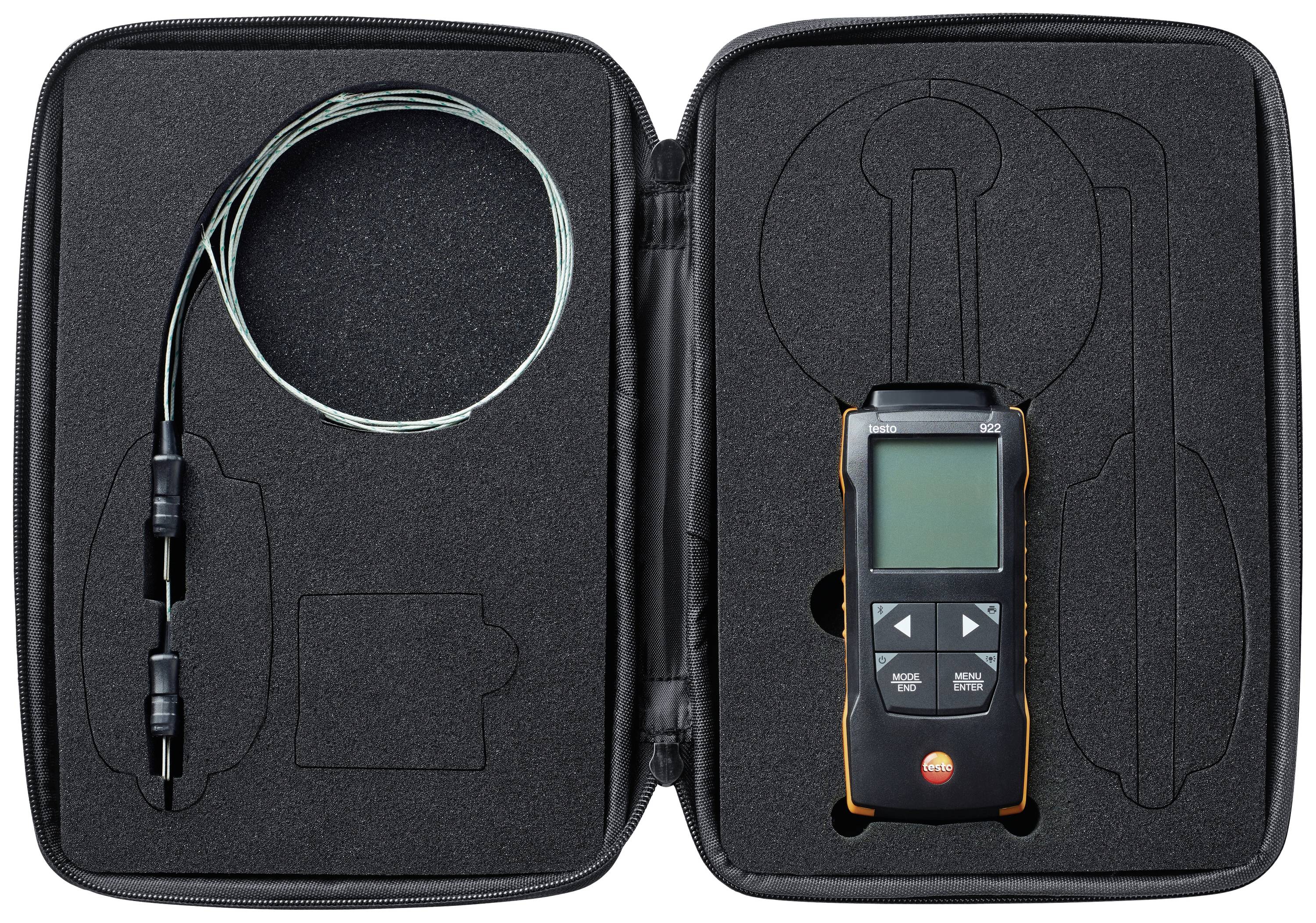 En öppen väska visar ett digitalt mätinstrument och en flexibel trådSensor. Mätinstrumentet har en display och manöverknappar.