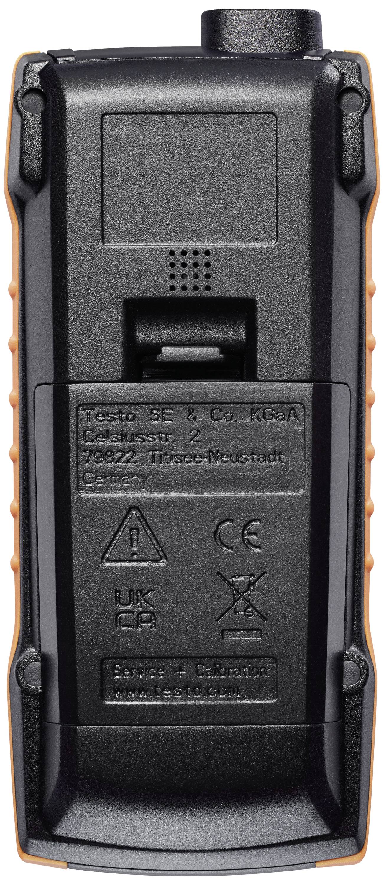 Baksidesvy av en bärbar elektronisk enhet med tillverkarinformation, varningsmeddelanden och certifieringssymboler.