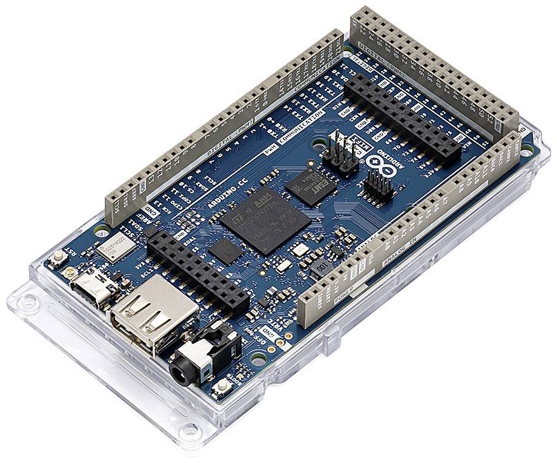 En Arduino-utvecklingskort med flera anslutningar och pinnar, använt för elektroniska prototyper och programmeringsprojekt.