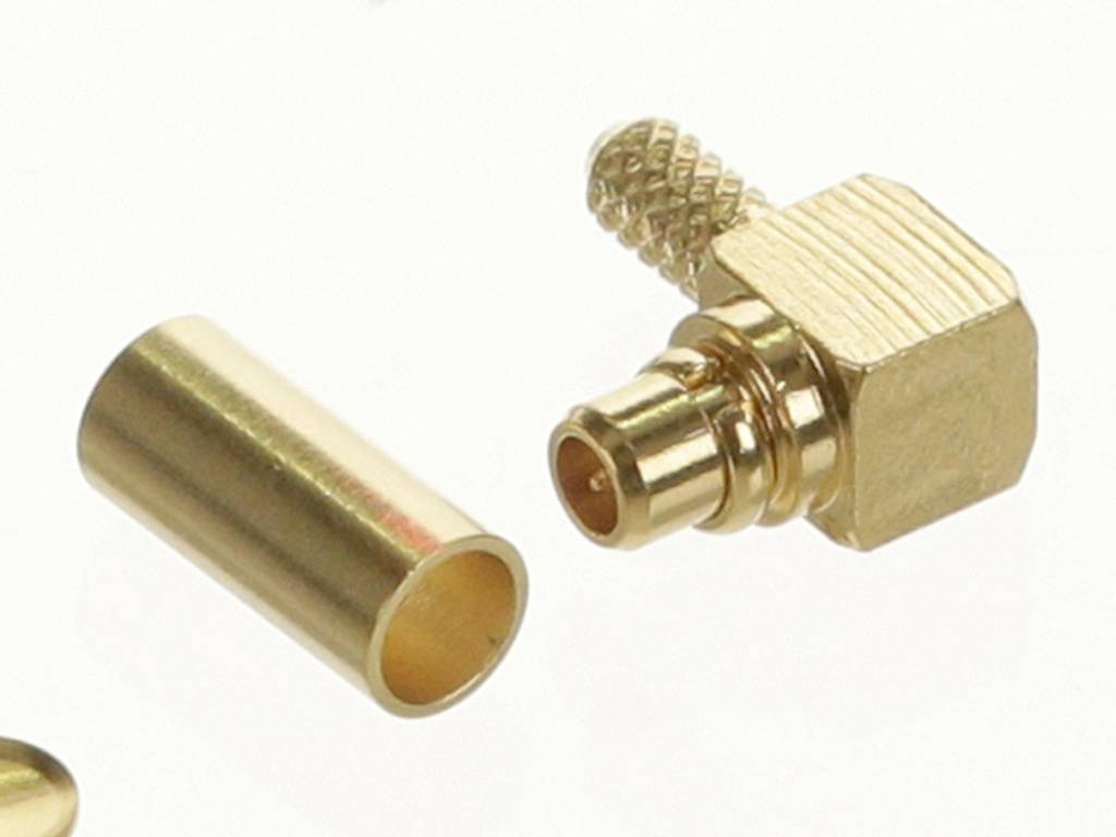 Två guldfärgade RF-kontakter i närbild, bestående av en öppen cylinder och en sexkantig del med räfflad skruvförslutning.