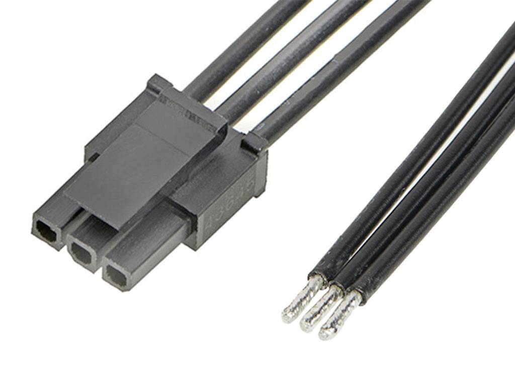 Tredelad svart elektrisk kabelsladd, avskedad kabel till höger.